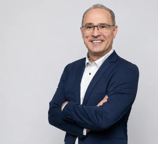 Marcel Raimund Holz, Finanzexperte und Buchautor, an der Seite von Selbstständigen